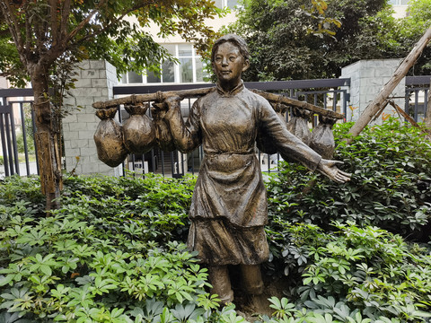 1688777404119971.jpg 院子人物女挑擔(dān)子.jpg